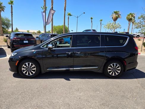 Used 2023 Chrysler Pacifica Limited FWD image 4
