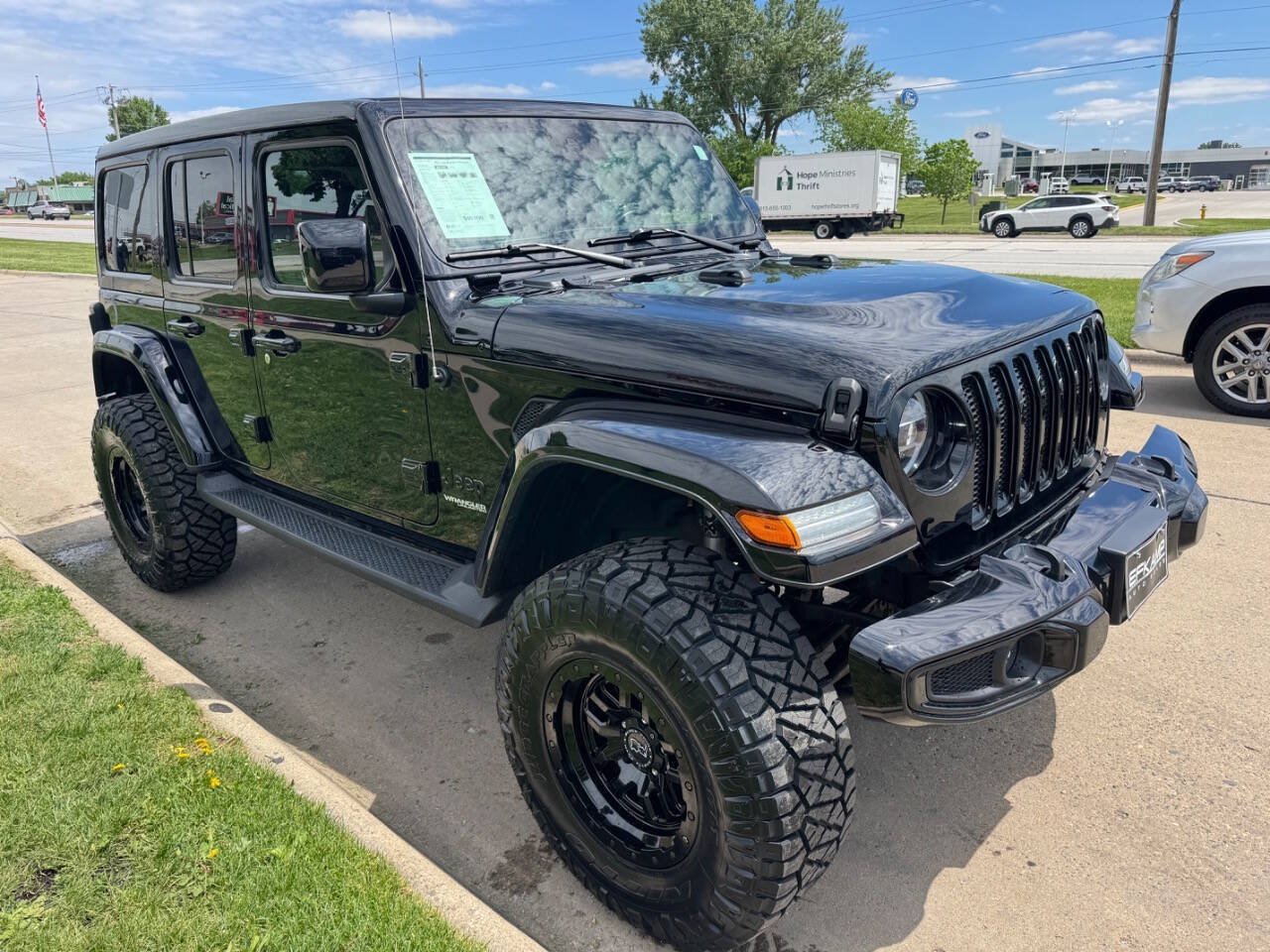 Used 2021 Jeep Wrangler Unlimited Sahara AWD/4WD image 7