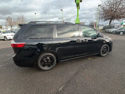 Used 2018 Toyota Sienna XLE image 3
