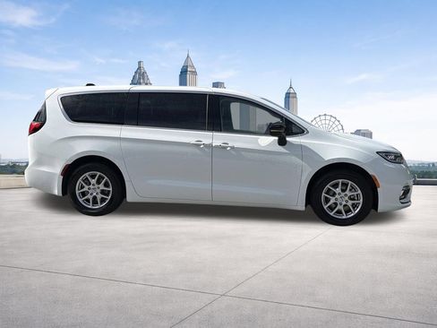 Used 2024 Chrysler Pacifica Touring-L FWD image 28