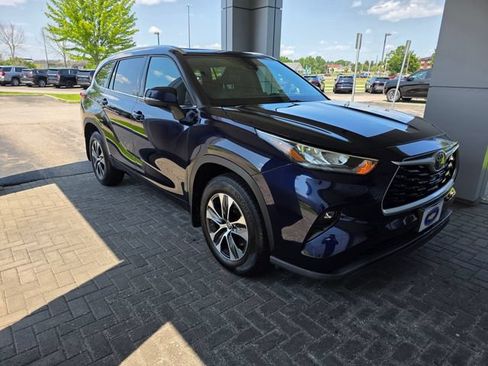 Used 2020 Toyota Highlander XLE AWD/4WD image 5