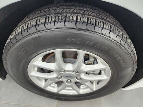 Used 2024 Chrysler Pacifica Touring-L image 3