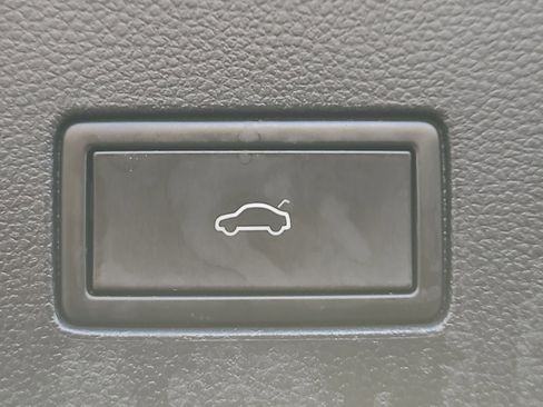 Used 2022 Volkswagen Atlas Cross Sport SE w/ Panoramic Sunroof Package image 29