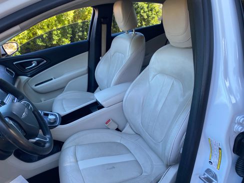 Used 2017 Chrysler 200 Limited Platinum image 27