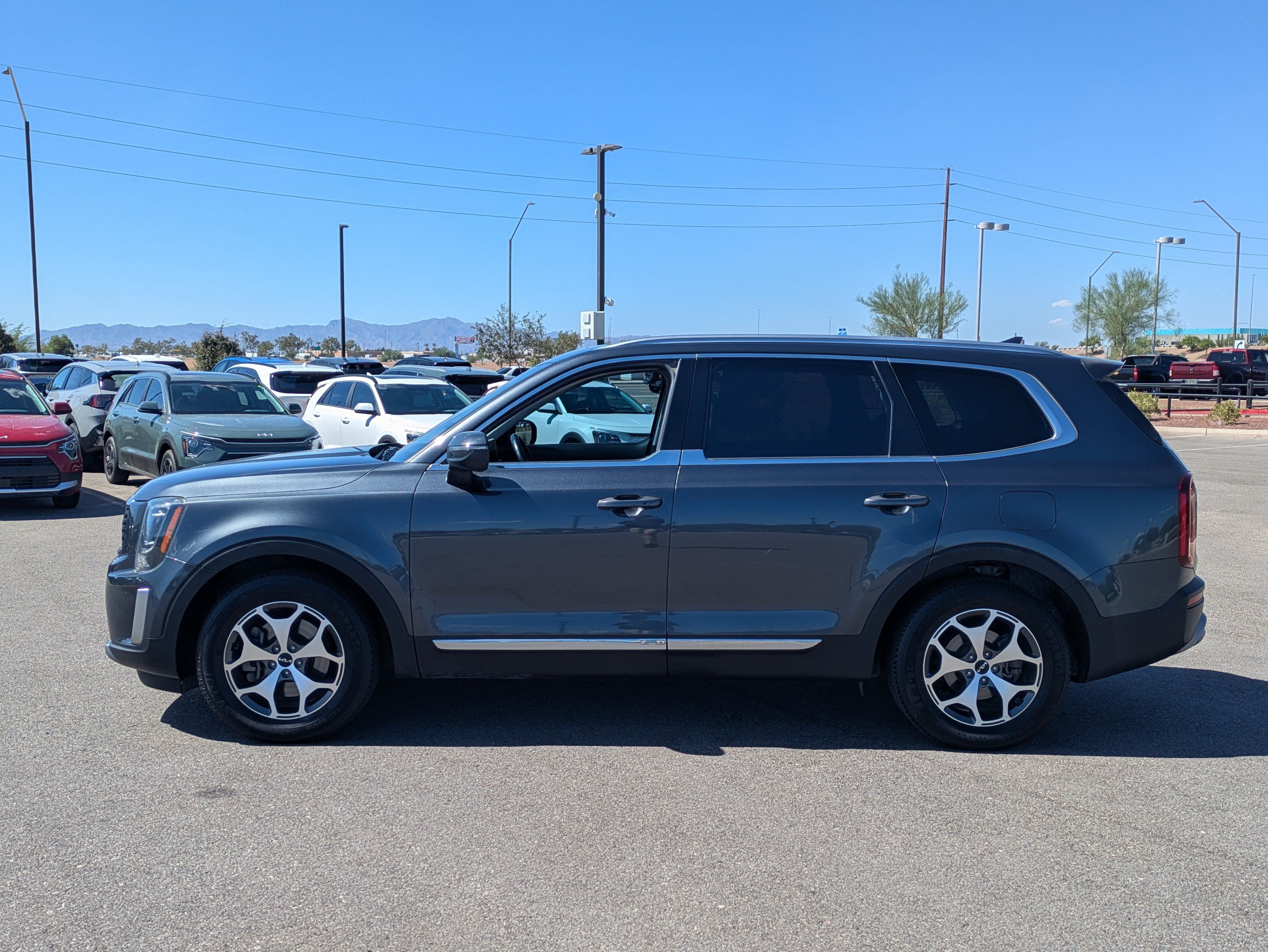 Used 2022 Kia Telluride EX w/ Towing Package FWD image 2