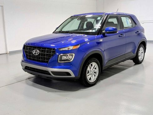 Used 2023 Hyundai Venue SE FWD image 1