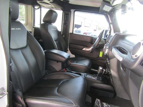 Used 2014 Jeep Wrangler Unlimited Rubicon w/ Connectivity Group AWD/4WD image 12