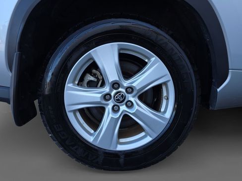 Used 2024 Toyota Highlander LE image 10