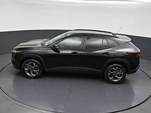 Used 2025 Chevrolet Trax LT FWD image 17