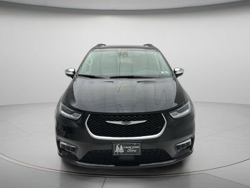 Used 2023 Chrysler Pacifica Limited FWD image 2