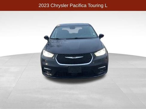 Used 2023 Chrysler Pacifica Touring-L image 2