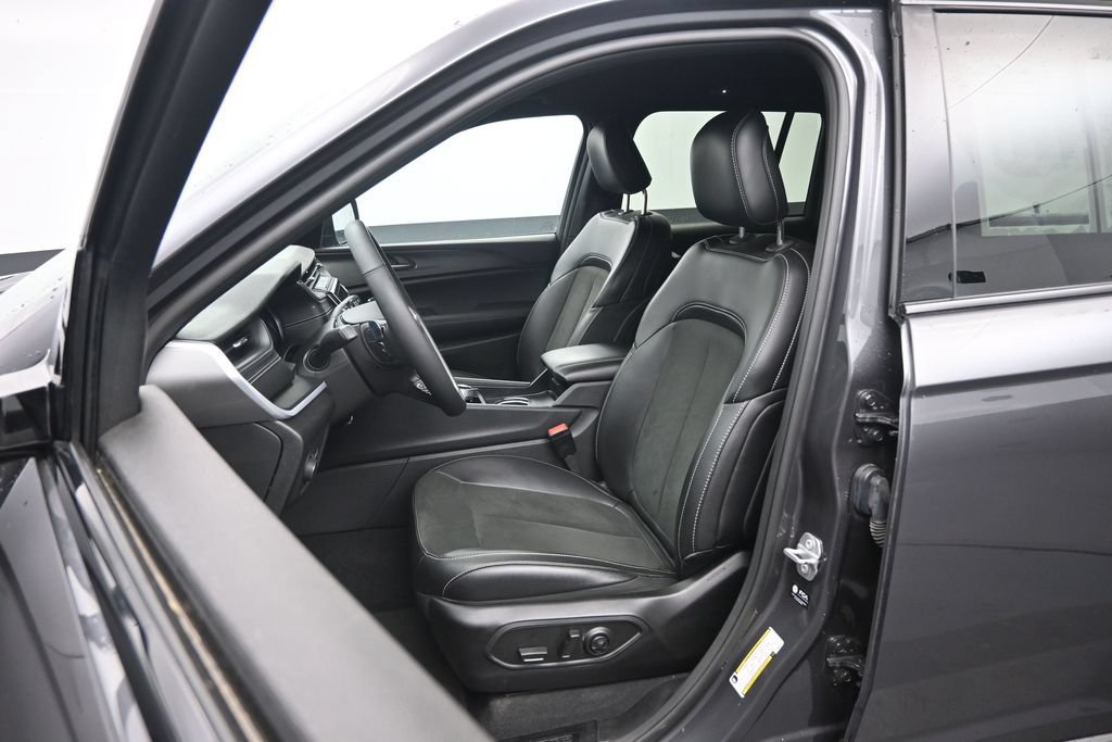 Used 2025 Jeep Grand Cherokee Altitude AWD/4WD image 21