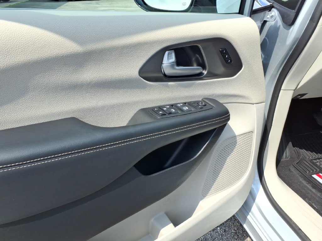 Used 2024 Chrysler Pacifica Touring-L FWD image 15