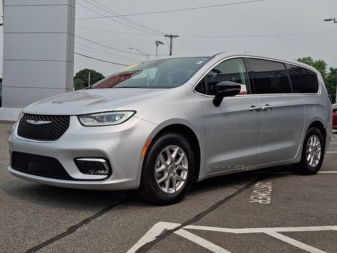 Used 2024 Chrysler Pacifica Touring-L FWD image 3