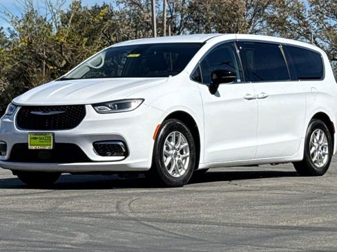 Used 2024 Chrysler Pacifica Touring-L FWD image 16