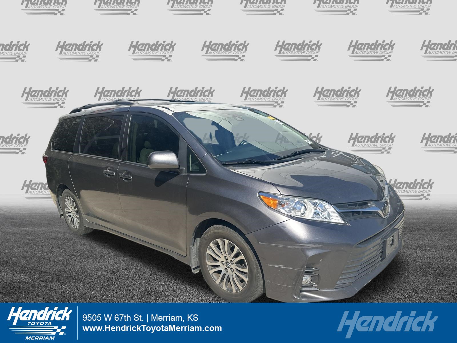 Used 2018 Toyota Sienna XLE w/ XLE Navigation Package FWD image 1