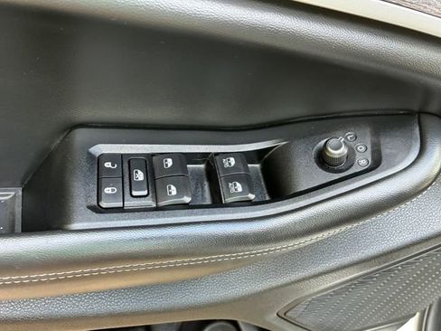 Used 2023 Jeep Grand Cherokee Limited w/ Luxury Tech Group II image 24