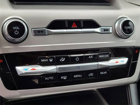 Certified 2022 Ford Explorer XLT image 28