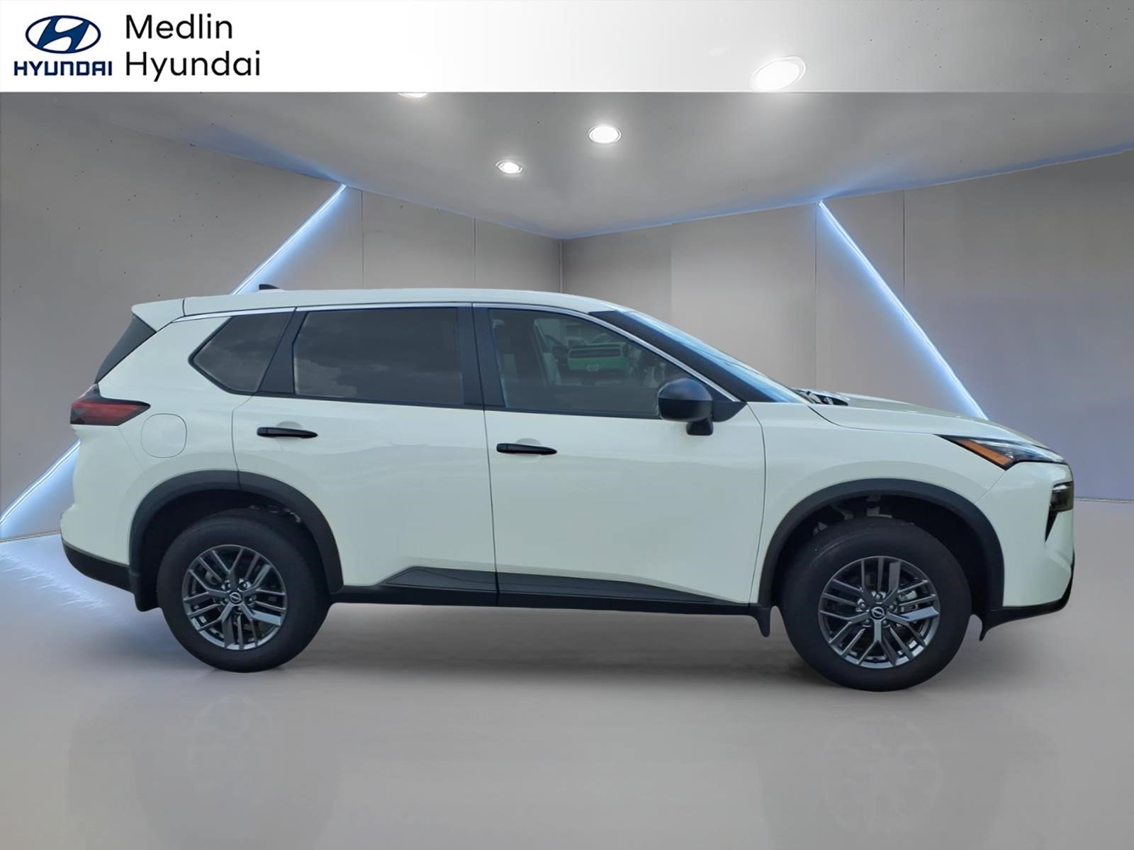 Used 2026 Nissan Rogue S AWD/4WD image 2
