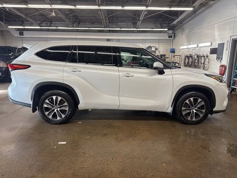 Used 2022 Toyota Highlander XLE image 7