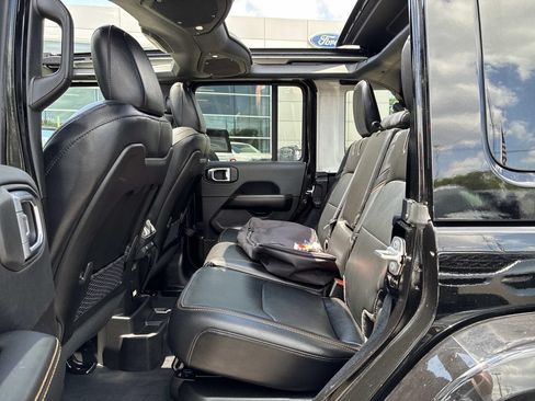 Used 2024 Jeep Wrangler Unlimited Sahara w/ Technology Group AWD/4WD image 18