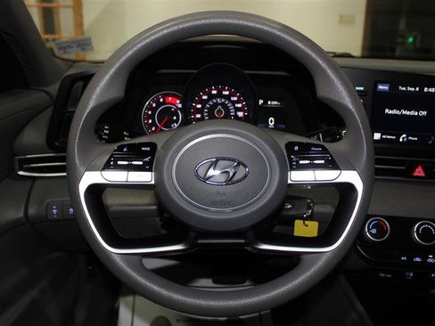 Used 2021 Hyundai Elantra SE FWD image 16