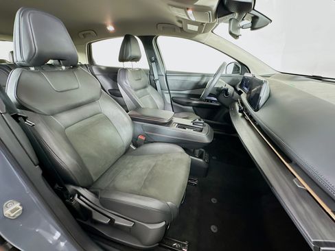 Used 2024 Nissan Ariya AWD image 30