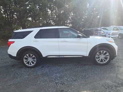 Used 2023 Ford Explorer XLT w/ Equipment Group 202A image 5
