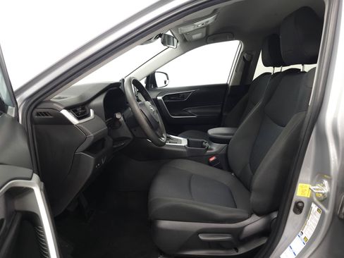 Used 2022 Toyota RAV4 LE AWD/4WD image 4