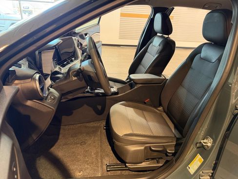 Used 2025 Chevrolet Trax LT FWD image 25