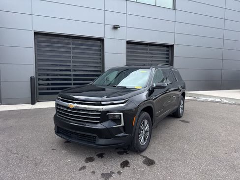 Used 2024 Chevrolet Traverse LT image 1