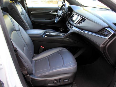 Used 2024 Buick Enclave Essence image 31