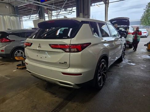 Used 2023 Mitsubishi Outlander SE image 3