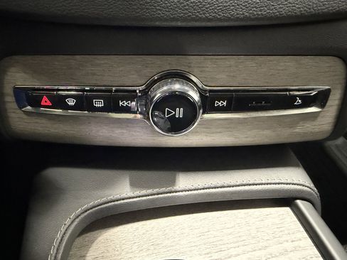 Used 2023 Volvo XC90 B6 Ultimate w/ Protection Package image 18