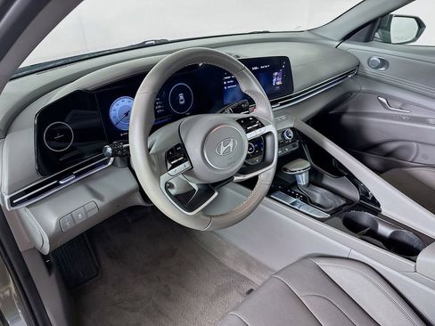 Used 2025 Hyundai Elantra SEL FWD image 5