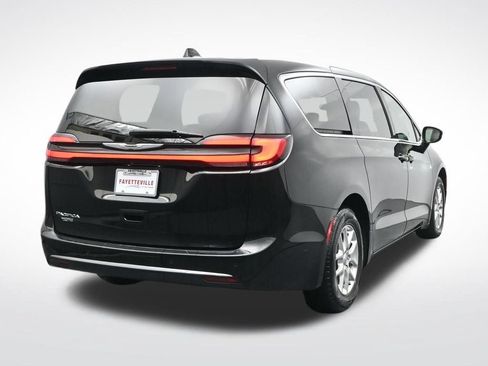 Used 2024 Chrysler Pacifica Touring-L FWD image 5