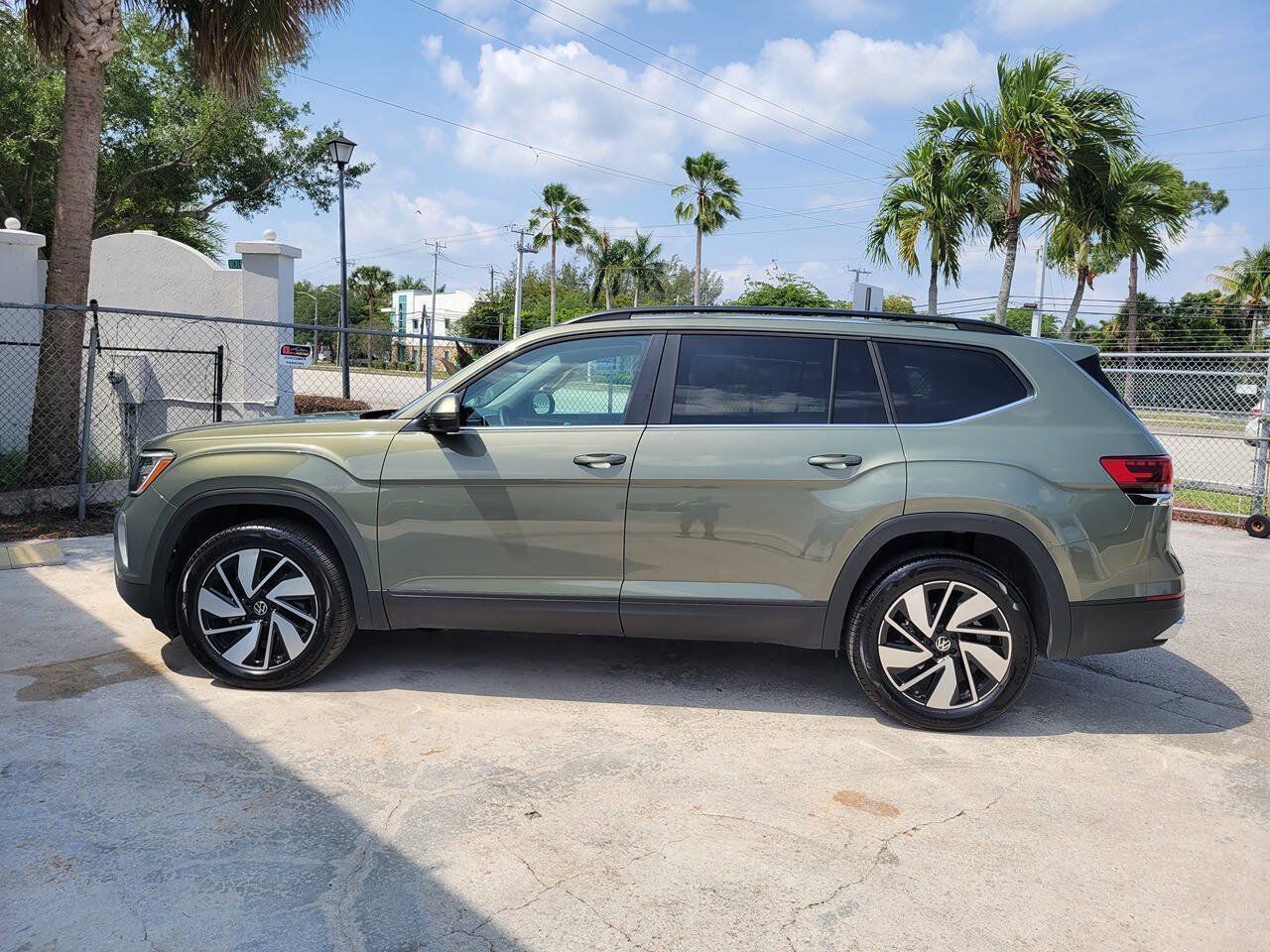 Used 2026 Volkswagen Atlas SE FWD image 4