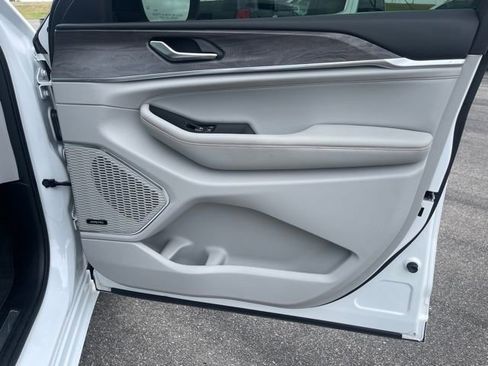 Used 2023 Jeep Grand Cherokee Overland image 13