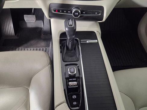 Used 2020 Volvo XC90 T5 Momentum w/ Protection Package FWD image 14