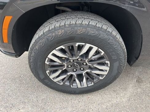 Used 2025 Chevrolet Suburban Z71 image 18