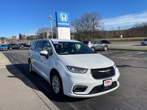 Used 2023 Chrysler Pacifica Touring-L image 5