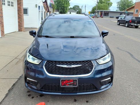 Used 2022 Chrysler Pacifica Touring FWD image 3