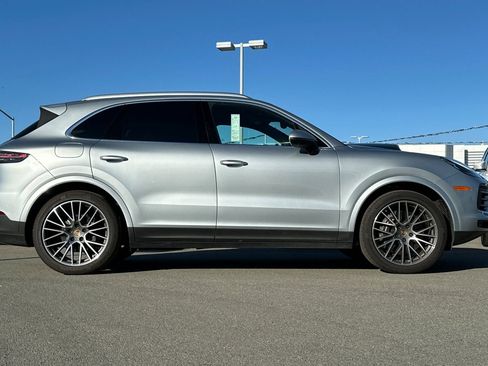 Used 2023 Porsche Cayenne Platinum Edition image 3