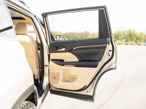 Used 2014 Toyota Highlander Limited image 50