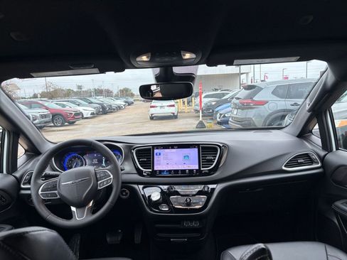 Used 2025 Chrysler Pacifica Select image 36