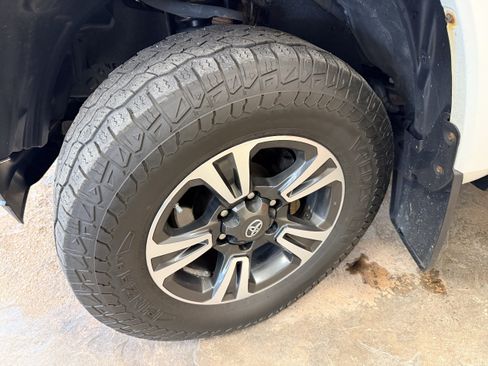Used 2019 Toyota Tacoma TRD Sport w/ Technology Package AWD/4WD image 4
