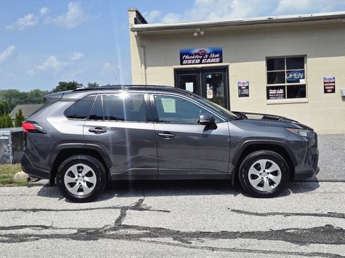 Used 2021 Toyota RAV4 LE AWD/4WD image 4
