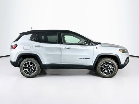 Used 2025 Jeep Compass Trailhawk AWD/4WD image 10
