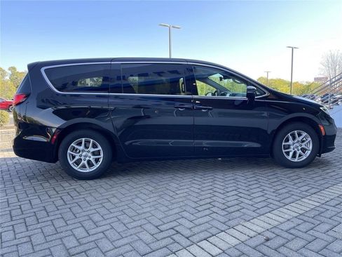Used 2024 Chrysler Pacifica Touring-L FWD image 6