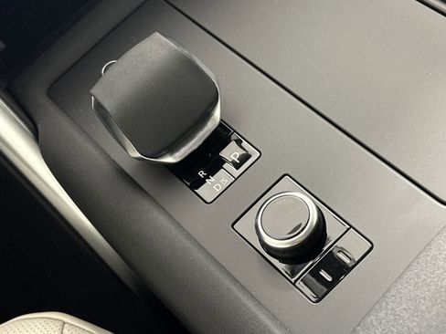 Used 2025 Land Rover Discovery S image 16